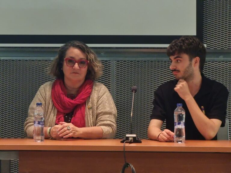 Dos ponentes discutiendo sobre turismo y gastronomía en Palencia