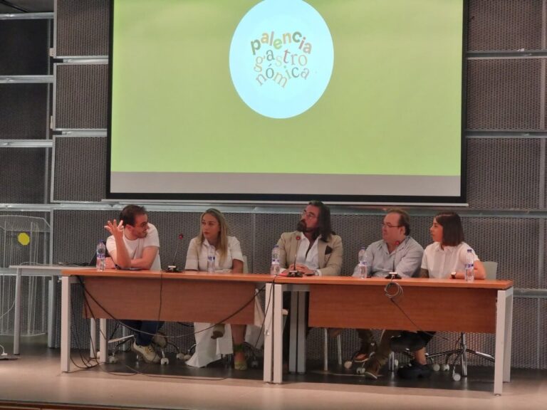 Panel de expertos discutiendo sobre turismo y gastronomía en Palencia