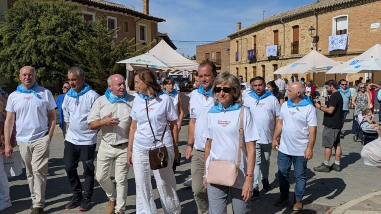 Grupo de personas celebrando el Día de la Provincia en Fuentes de Nava