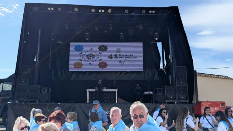 Celebración del Día de la Provincia en Fuentes de Nava con un escenario