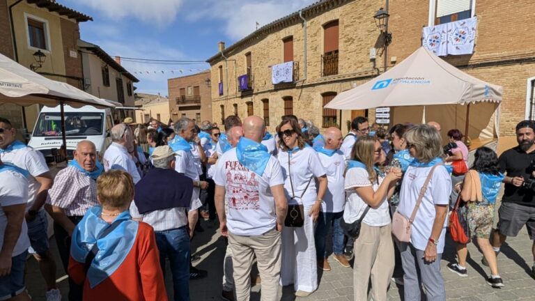 Celebración del Día de la Provincia en Fuentes de Nava con gente reunida