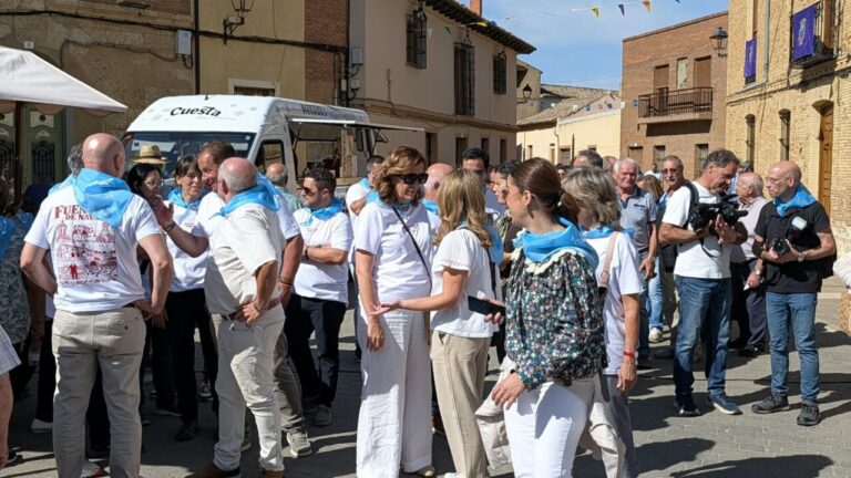 Celebración del Día de la Provincia en Fuentes de Nava con personas reunidas.