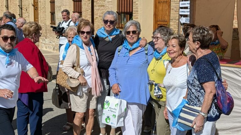 Grupo de personas celebrando el Día de la Provincia en Fuentes de Nava