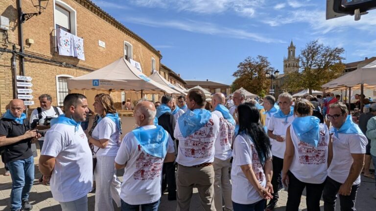 Celebración del Día de la Provincia en Fuentes de Nava con participantes en camisetas blancas