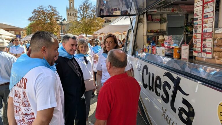 Celebración del Día de la Provincia en Fuentes de Nava con varias personas conversando.