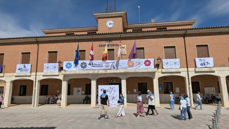 Celebración del Día de la Provincia en Fuentes de Nava con asistentes y decoraciones