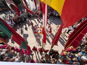 Celebración del Día de la Provincia en Fuentes de Nava con banderas y danzas
