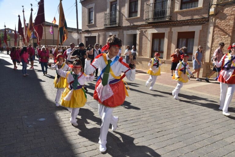 Grupo de niños y adultos en desfile durante el Día de la Provincia