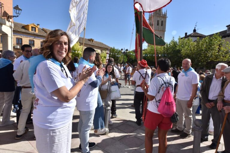 Celebración del Día de la Provincia en Fuentes de Nava con gente sonriendo y aplaudiendo.