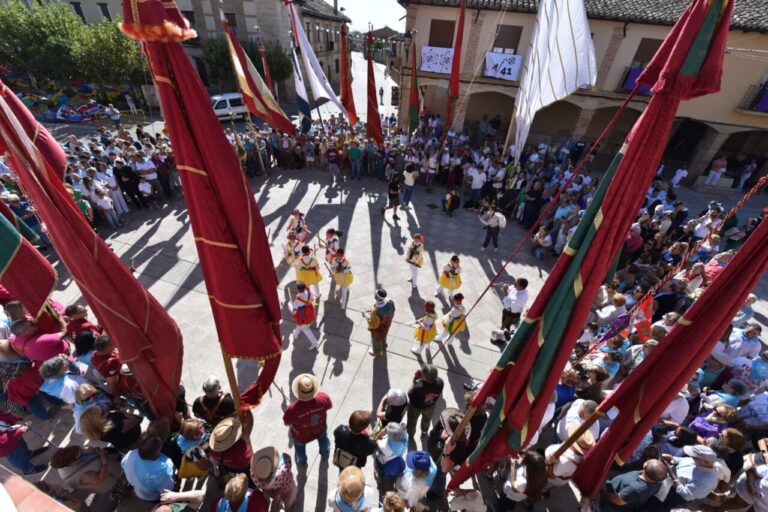 Celebración del Día de la Provincia en Fuentes de Nava con danzas y banderas