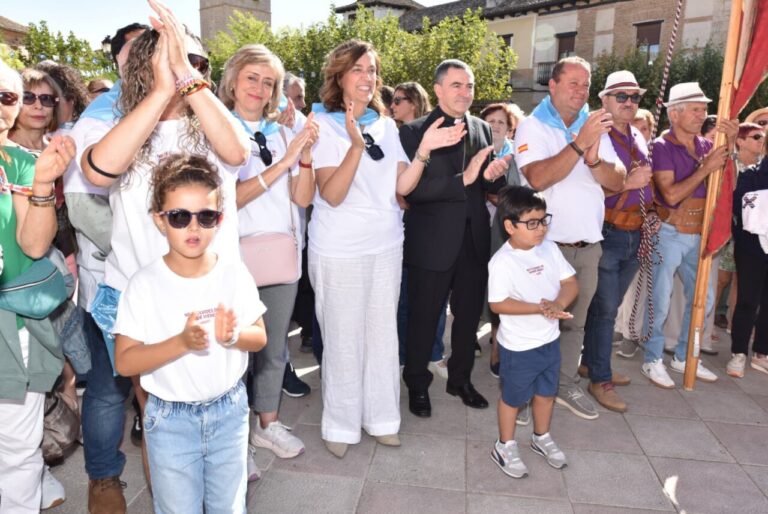 Personas aplaudiendo en la celebración del Día de la Provincia en Fuentes de Nava