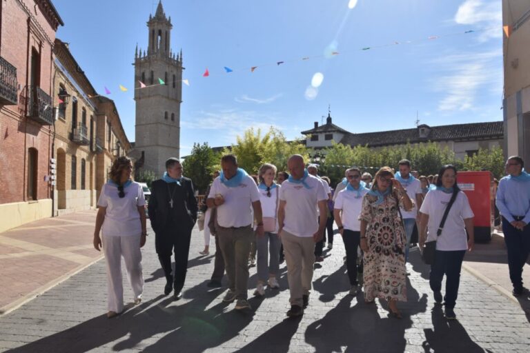 Grupo de personas caminando en Fuentes de Nava durante el Día de la Provincia