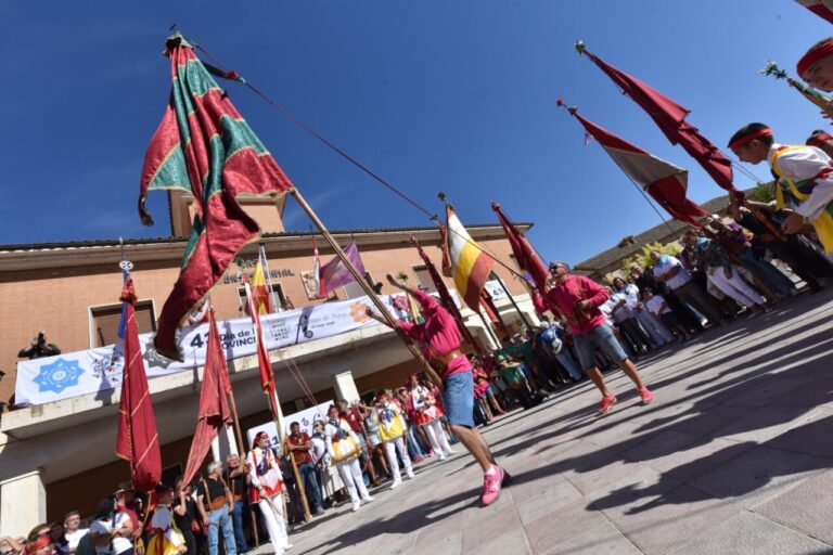 Celebración del Día de la Provincia en Fuentes de Nava con banderas y participantes
