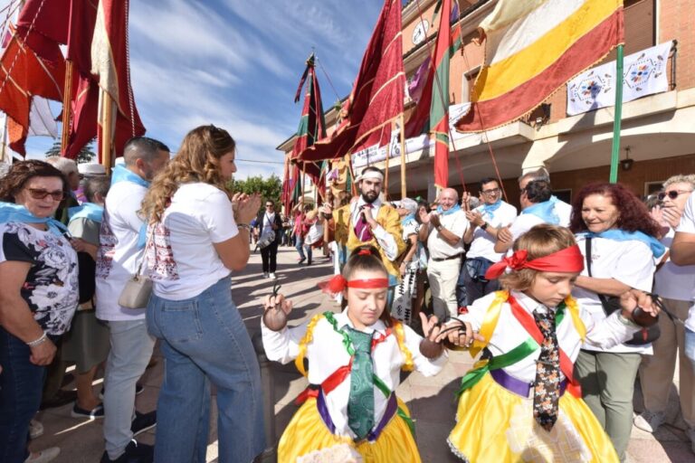 Celebración del Día de la Provincia en Fuentes de Nava con danzas y banderas.