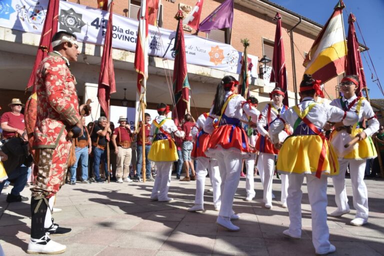 Grupo de personas celebrando el Día de la Provincia en Fuentes de Nava