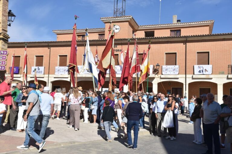 Celebración del Día de la Provincia en Fuentes de Nava con banderas y gente