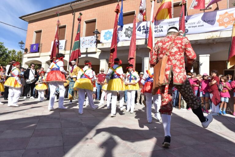 Celebración del Día de la Provincia en Fuentes de Nava con danzas y trajes tradicionales