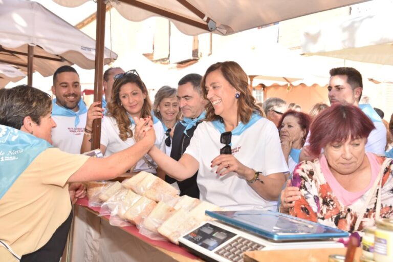 Celebración del Día de la Provincia en Fuentes de Nava con varias personas sonriendo