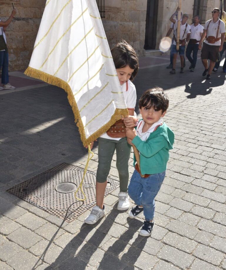 Niños sosteniendo una bandera en la celebración del Día de la Provincia