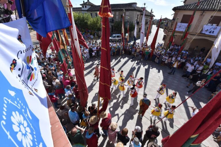 Celebración del Día de la Provincia en Fuentes de Nava con danzas y banderas