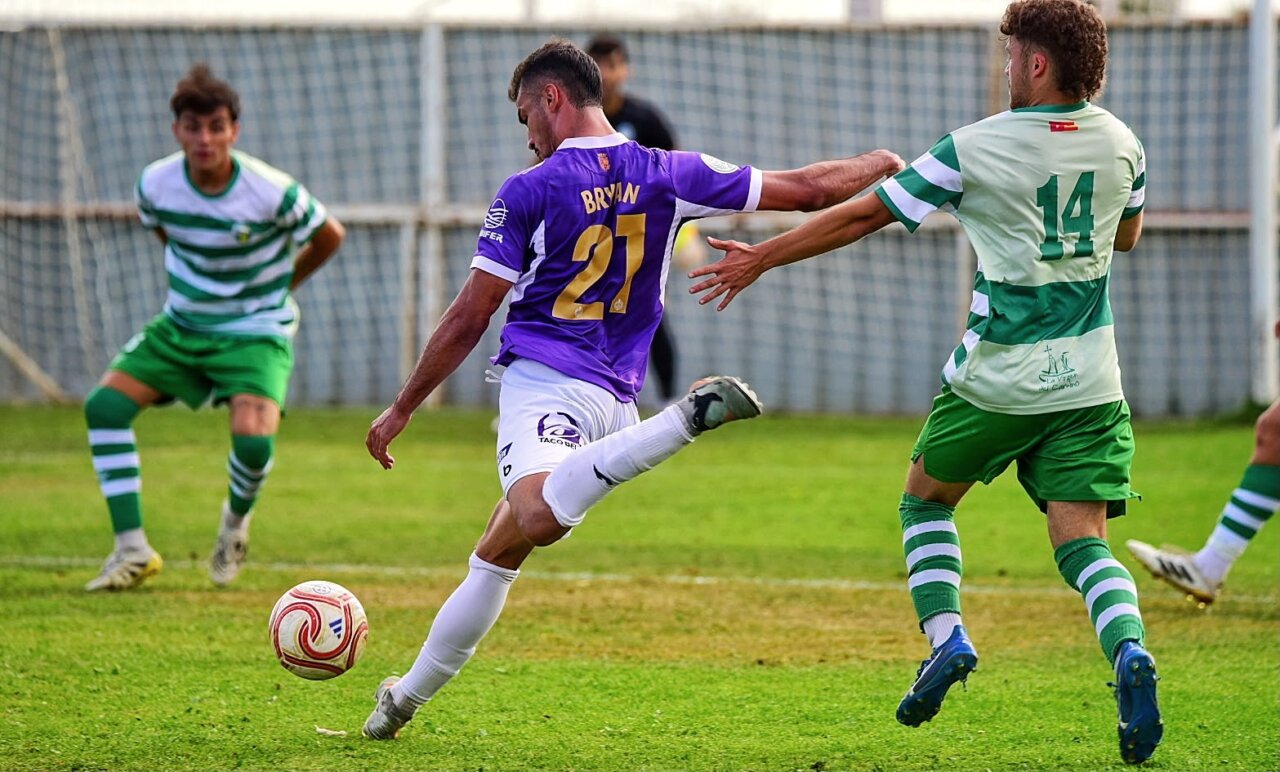 Jugador del Palencia Cristo Atlético en acción durante un partido de fútbol.