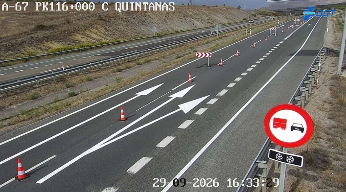 Vista de la autovía A-67 en Quintanas con señalización de obras