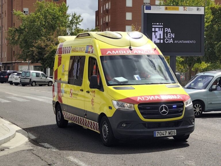 Ambulancia del 112 en la carretera CL-615 tras un accidente
