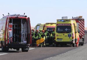 Ambulancias y personal de emergencia en una carretera tras un accidente de tráfico