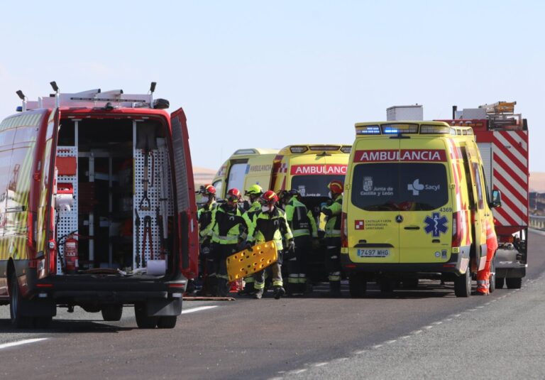 Ambulancias y personal de emergencia en una carretera tras un accidente de tráfico