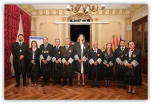 Grupo de profesionales en ceremonia del Colegio de Graduados Sociales de Palencia