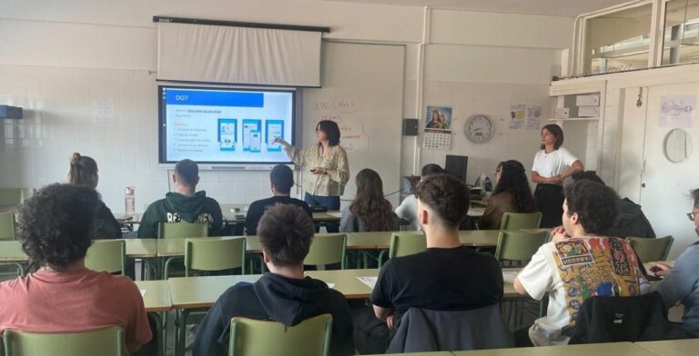Sesión informativa sobre servicios de administración pública en aula