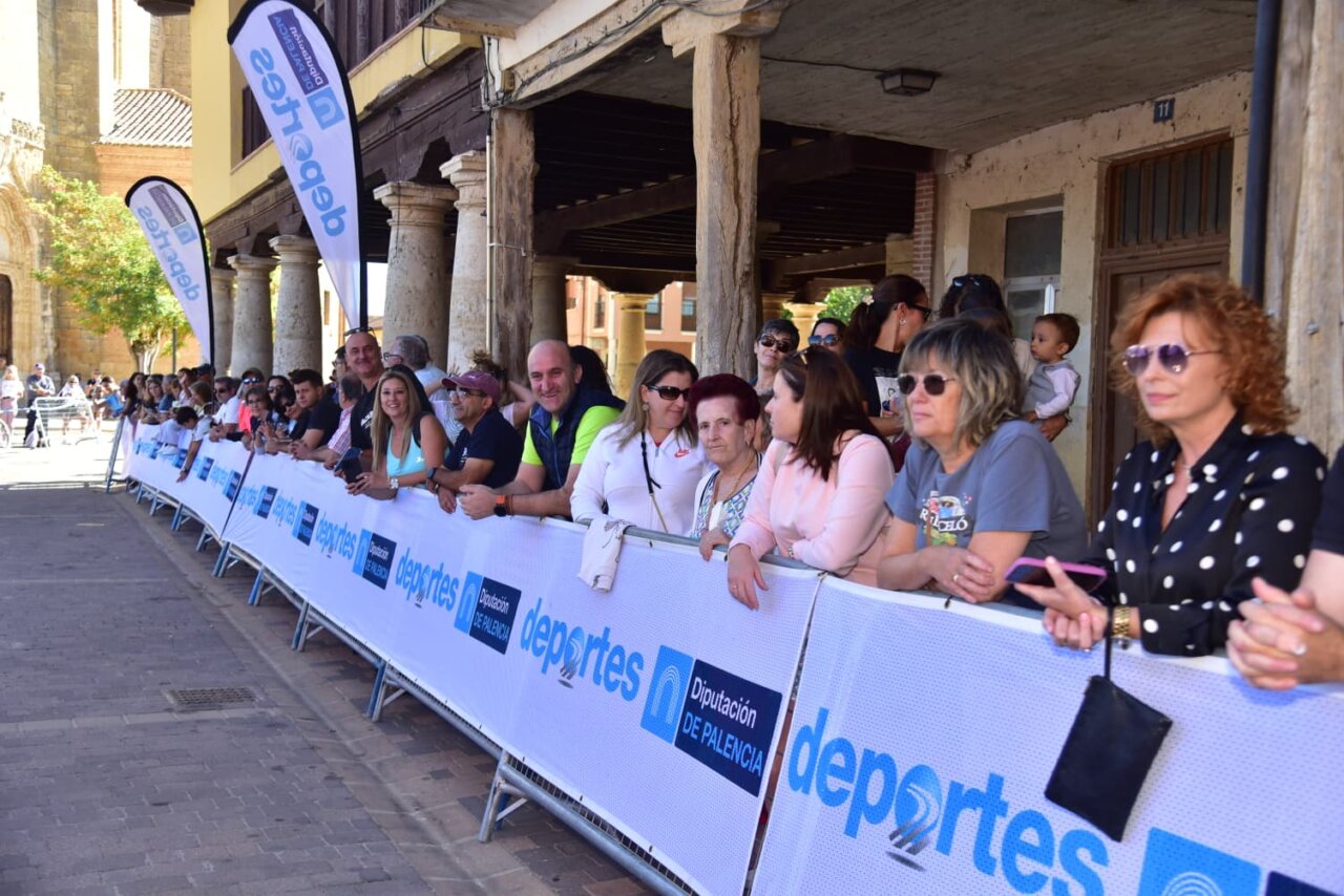 Espectadores en la carrera Los 10.000 de Mariano Haro en Becerril de Campos.