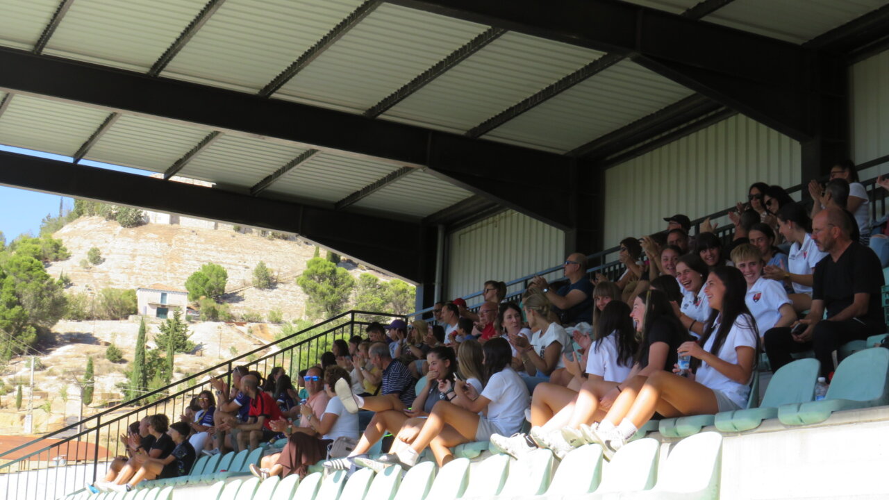 Aficionados animando al Palencia Fútbol Femenino en el estadio