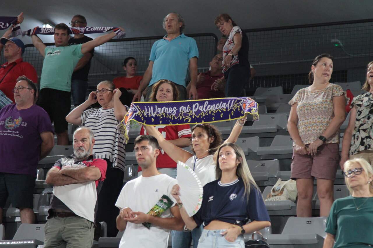 Aficionados animando al equipo de baloncesto de Palencia