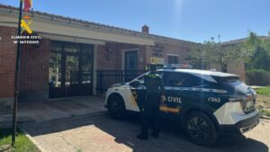 Guardia Civil frente a la casa cuartel en Carrión de los Condes