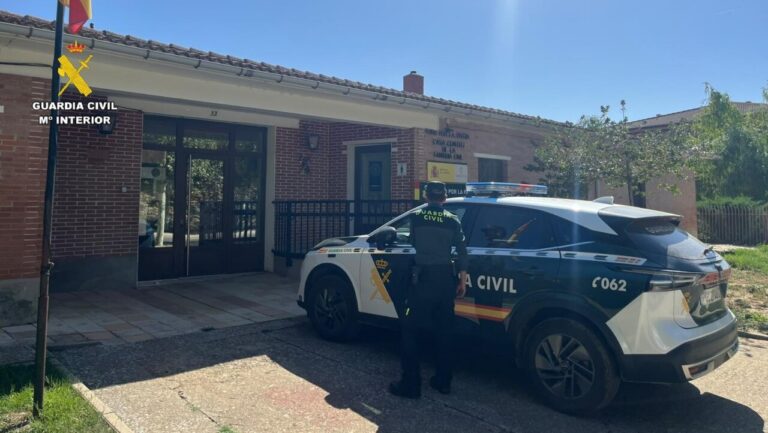 Guardia Civil frente a la casa cuartel en Carrión de los Condes