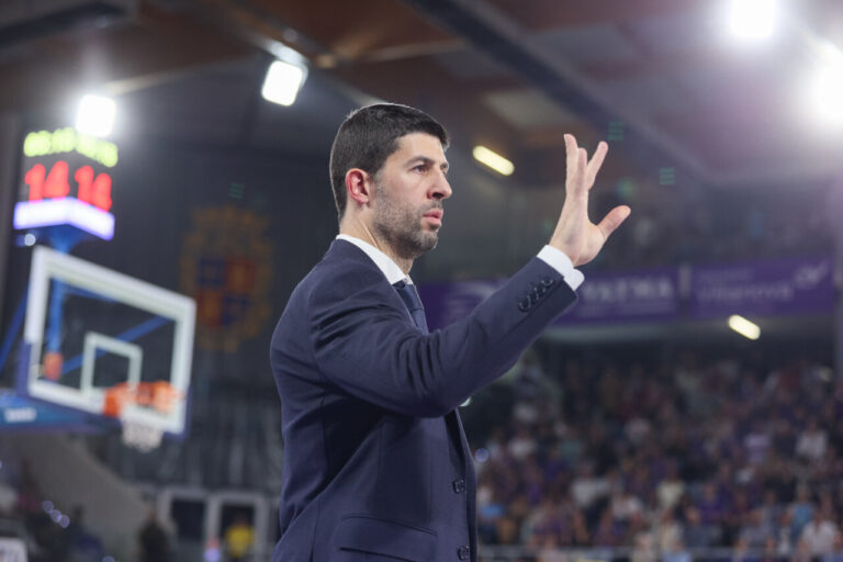 Alberto Padilla dirigiendo un partido de baloncesto en Palencia.