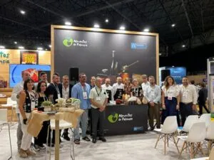 Grupo de personas en el stand de Alimentos de Palencia en Sevilla