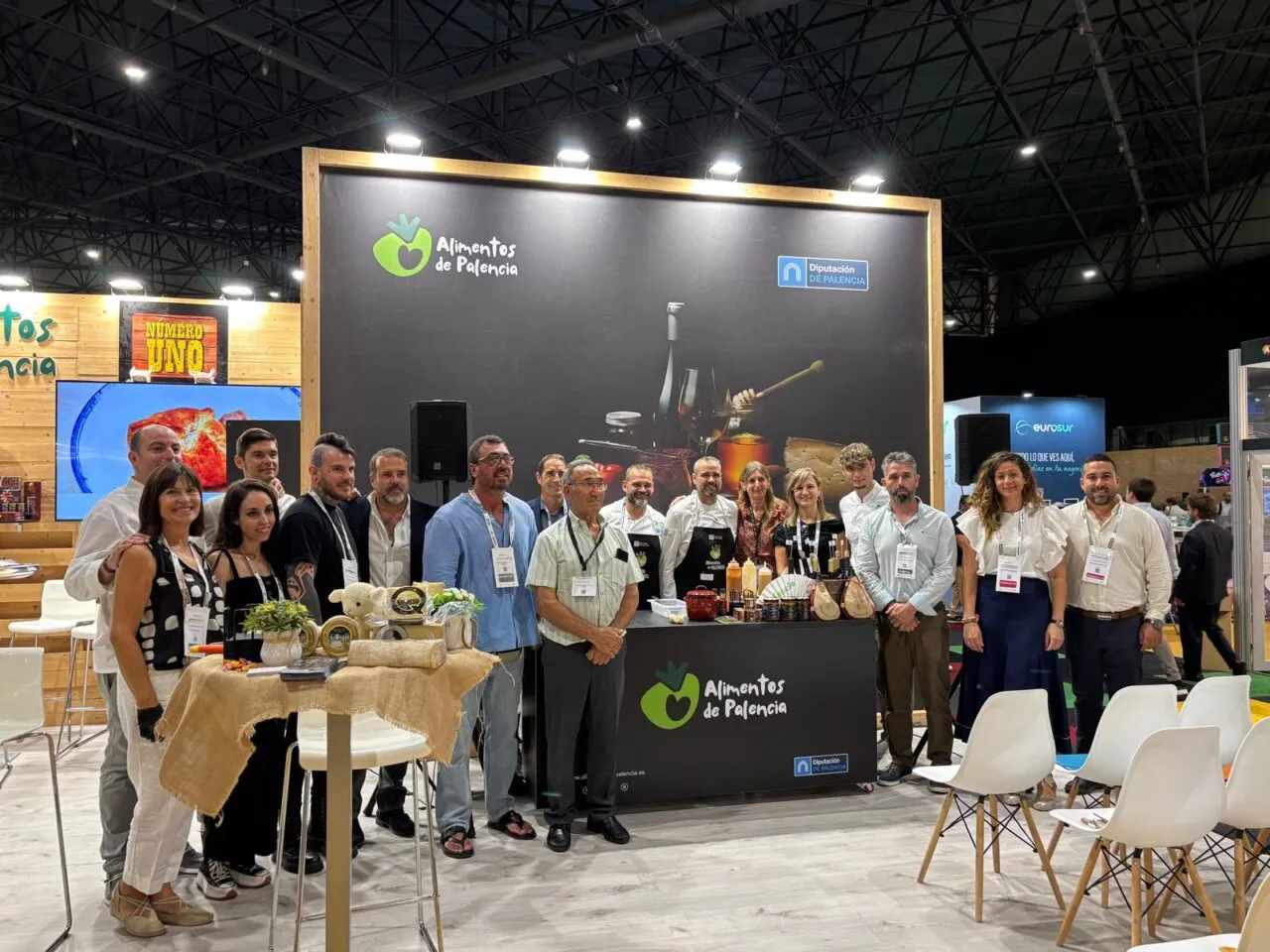 Grupo de personas en el stand de Alimentos de Palencia en Sevilla