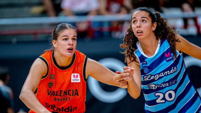 Amelia Alonso jugando baloncesto en la Supercopa con el Valencia Basket