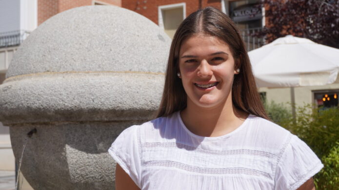 Amelia Alonso sonriente frente a una fuente en Palencia
