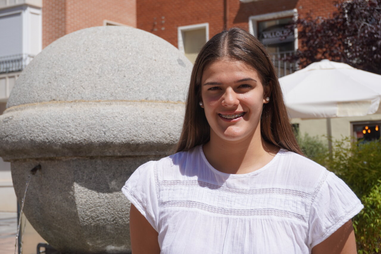Amelia Alonso sonriente frente a una fuente en Palencia