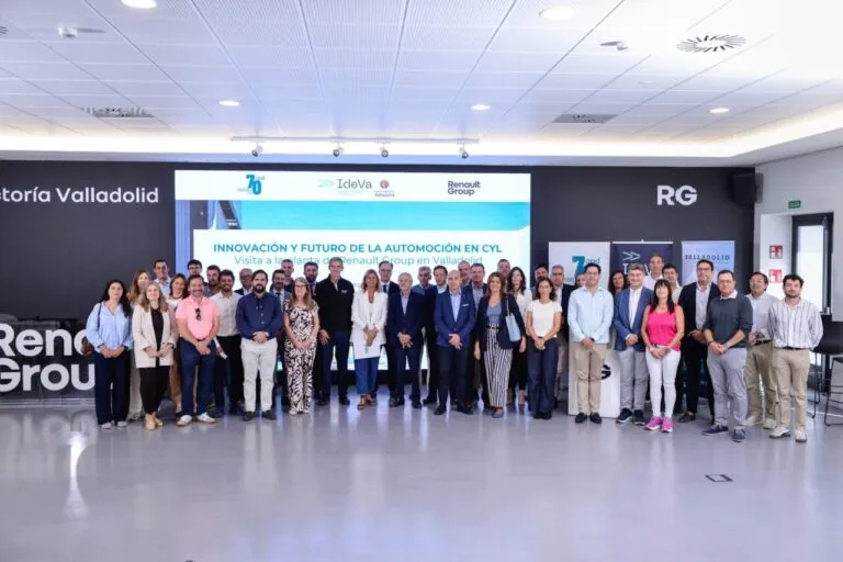 Representantes del sector automotriz en la planta de Renault en Valladolid