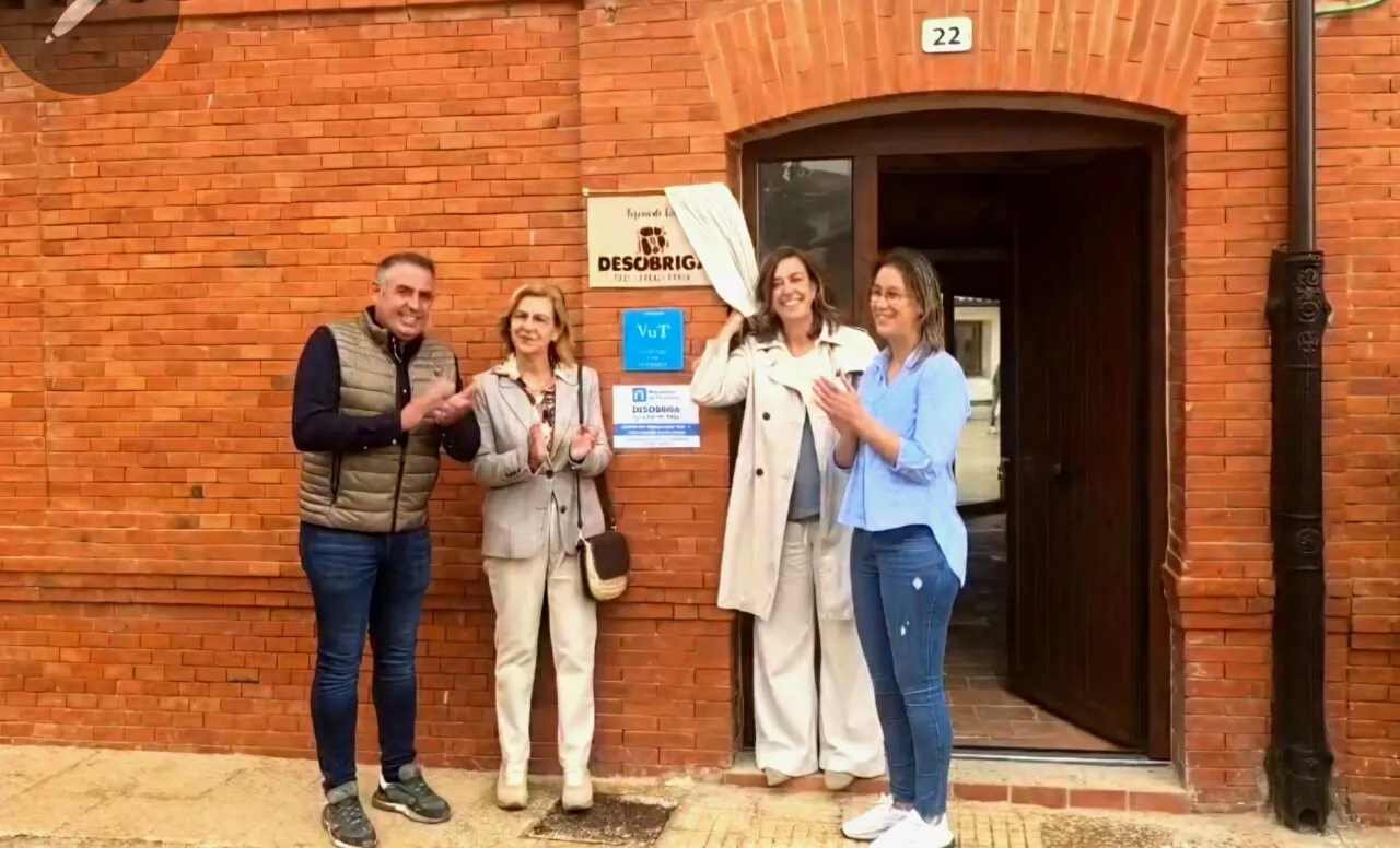 Inauguración del alojamiento rural Desóbriga en Osorno con varias personas aplaudiendo.