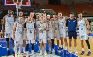 Equipo de baloncesto Iberolea Palencia posando con trofeo tras ganar el torneo