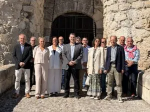 Grupo de personas en la Asamblea Regional Norte de Los Pueblos Más Bonitos de España en Ampudia