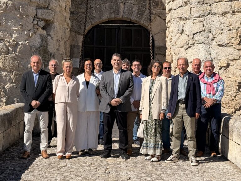 Grupo de personas en la Asamblea Regional Norte de Los Pueblos Más Bonitos de España en Ampudia