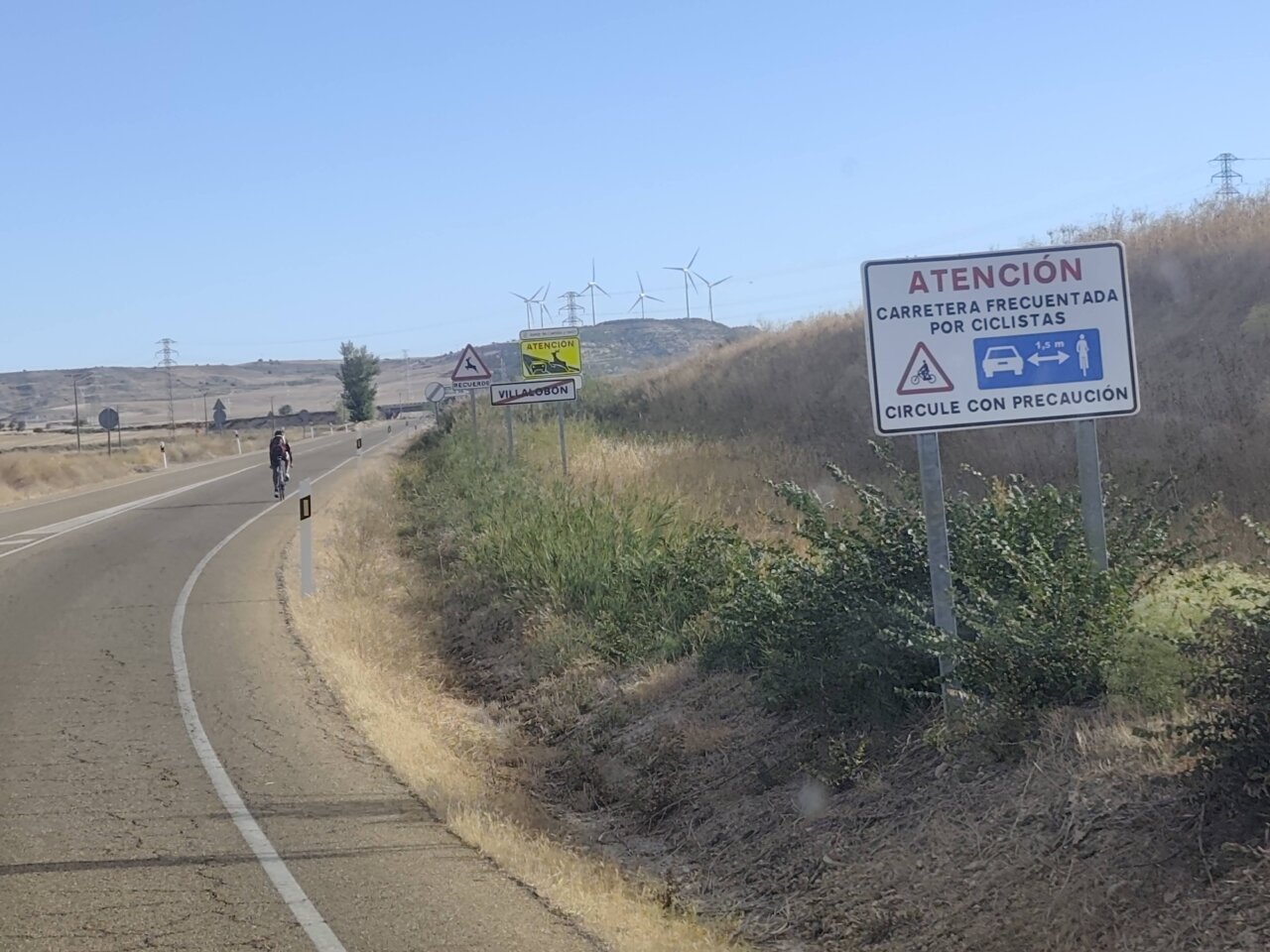 Señal de advertencia en carretera sobre ciclistas y precaución