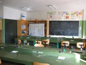 Interior de un aula en el IES Sem Tob con mesas y pizarra