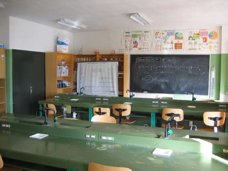 Interior de un aula en el IES Sem Tob con mesas y pizarra
